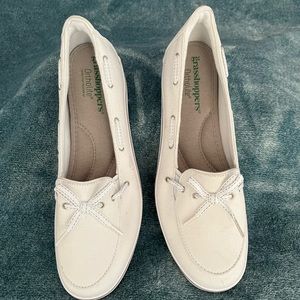 Ladies Grasshopper, size 9.